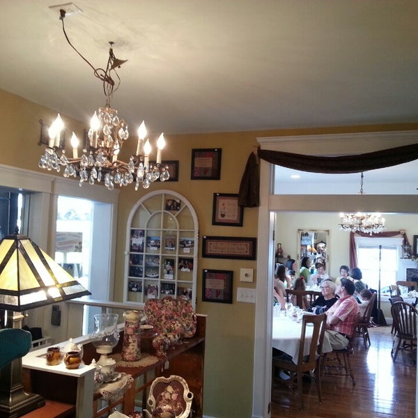 รูปภาพถ่ายที่ White Linen Tea House And Gifts โดย Nancy S. เมื่อ 5/11/2013