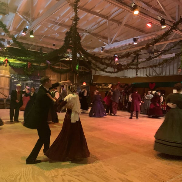 รูปภาพถ่ายที่ The Great Dickens Christmas Fair โดย Peggy L. เมื่อ 12/14/2019