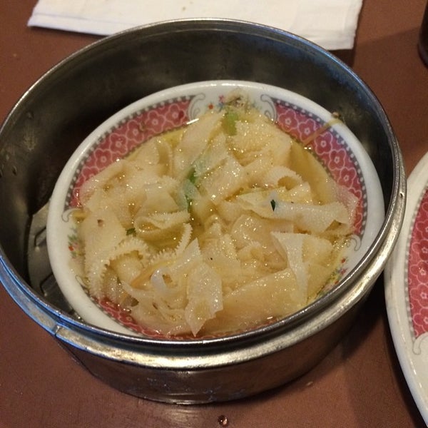 Foto scattata a South Garden Chinese Restaurant da Jennifer M. il 6/14/2014