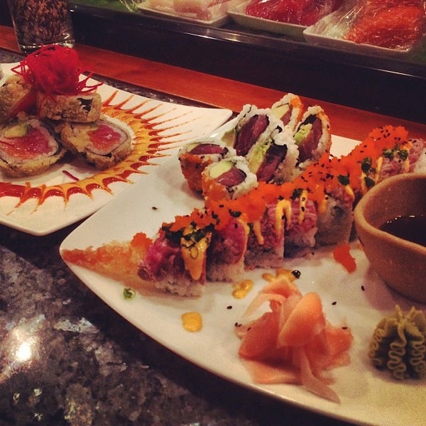 Das Foto wurde bei Osaka Sushi And Steak von Tyler R. am 12/15/2013 aufgenommen