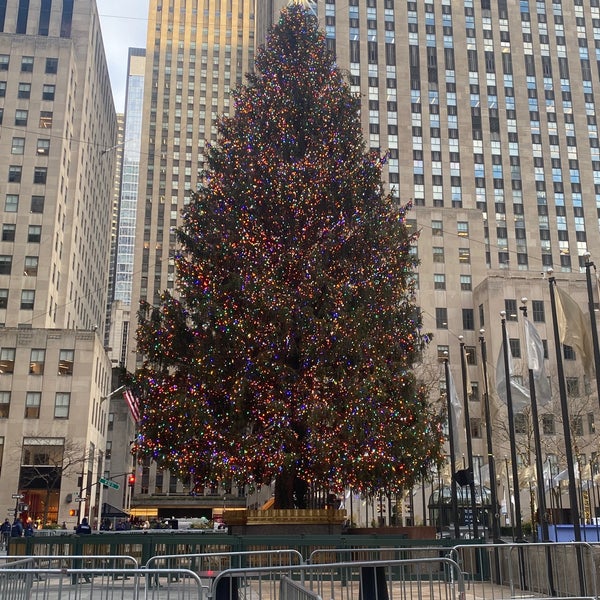 Foto diambil di Rockefeller Plaza oleh Jane O. pada 12/19/2023