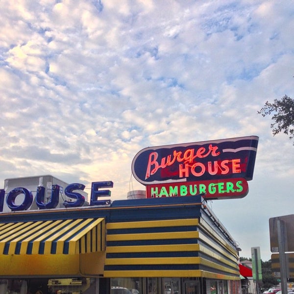 รูปภาพถ่ายที่ Burger House โดย Richmond D. เมื่อ 9/19/2014