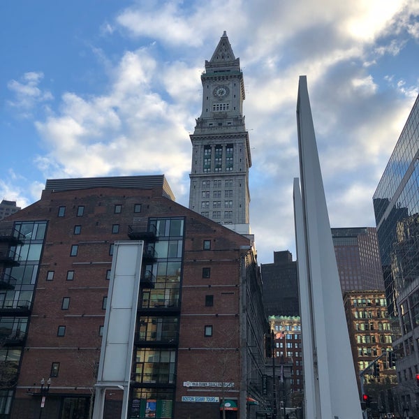 Photo taken at Marriott Vacation Club Pulse at Custom House, Boston by Omar M. on 4/30/2018