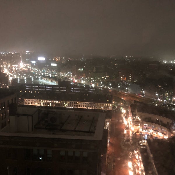 Photo taken at Marriott Vacation Club Pulse at Custom House, Boston by Omar M. on 4/26/2018