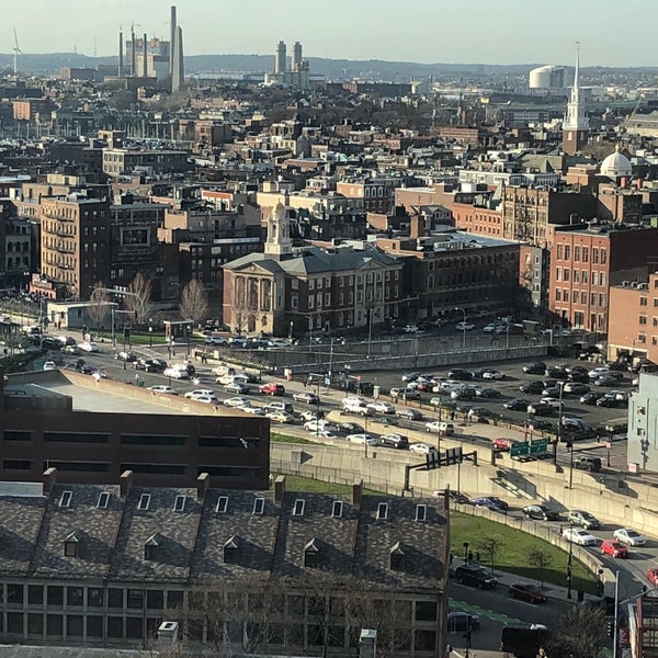 Photo taken at Marriott Vacation Club Pulse at Custom House, Boston by Omar M. on 4/28/2018