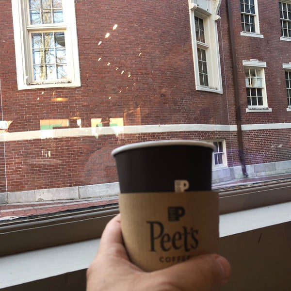 Foto tirada no(a) Peet&#39;s Coffee &amp; Tea por Omar M. em 4/28/2018