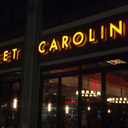 Photo prise au Sweet Caroline&#39;s Restaurant &amp; Bar par Ron A. le3/30/2013