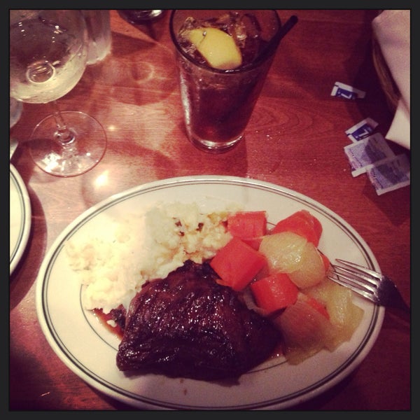 Foto diambil di Izzy&#39;s Steaks &amp; Chops oleh Natalie M. pada 5/12/2013