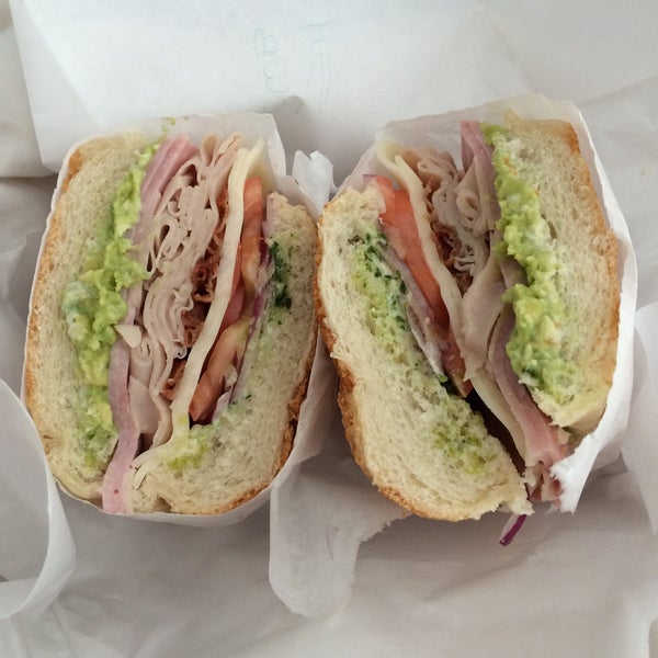 8/15/2015에 Natalie M.님이 Freddie&#39;s Sandwiches에서 찍은 사진