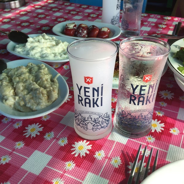 Das Foto wurde bei Poyrazköy Sahil Balık Restaurant von Emre Y. am 8/20/2017 aufgenommen