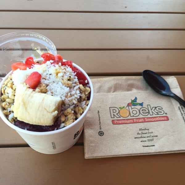 Photo taken at Robeks Fresh Juices &amp; Smoothies by Andrew P. on 10/7/2015