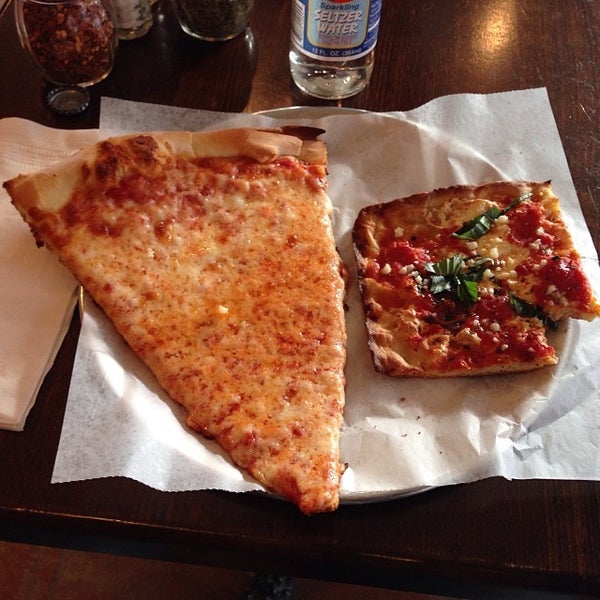 Foto tomada en Rosco&#39;s Pizza  por Paulie G. el 11/21/2013