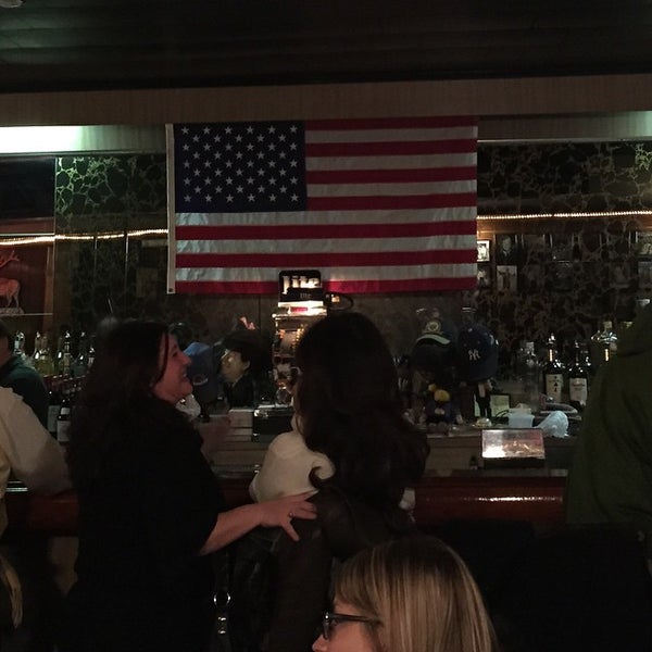 รูปภาพถ่ายที่ Belmont Tavern โดย Paulie G. เมื่อ 2/10/2015