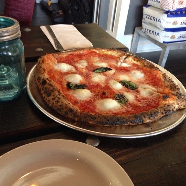 Das Foto wurde bei Lombardi Pizza Co von Paulie G. am 3/6/2014 aufgenommen