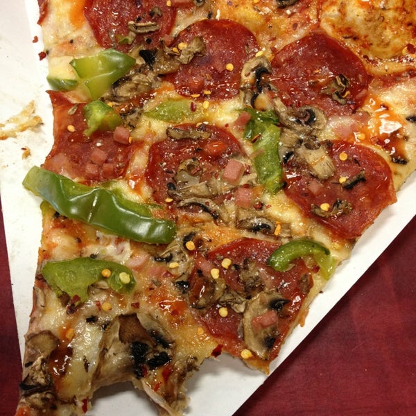 5/28/2013 tarihinde Sito Alvina ..ziyaretçi tarafından Big Slice Pizza'de çekilen fotoğraf