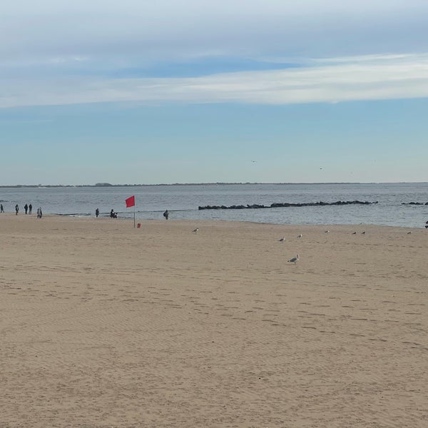 Foto tomada en Coney Island Beach &amp; Boardwalk  por Diane S. el 11/4/2023