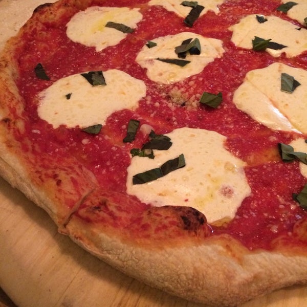 2/13/2014 tarihinde Spencer H.ziyaretçi tarafından Pellicola Pizzeria'de çekilen fotoğraf