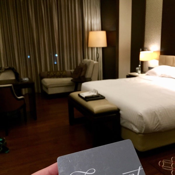 Hotel lama di bilangan PS-GBK, kamarnya & jendelanya luas, kamar mandi bathub & pakai toilet elektrik, gabungan klasik & modern, resto-nya All day dining alias gak ganti-ganti menu #TravelingJakarta