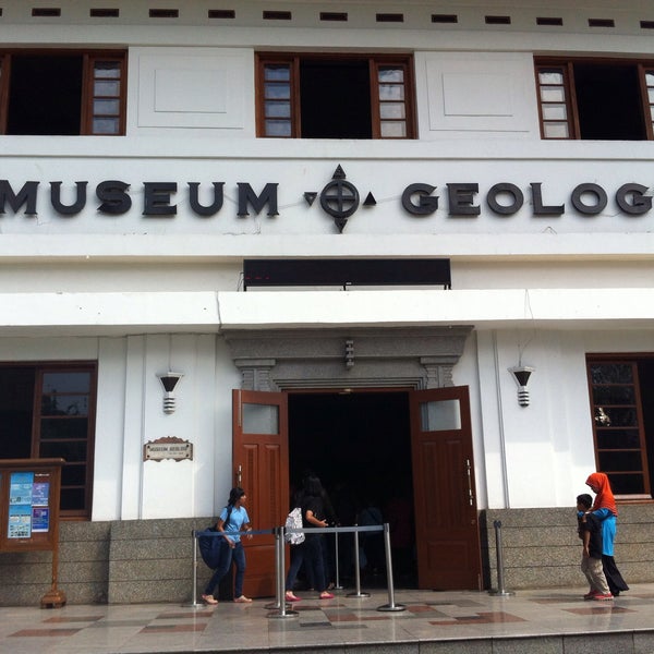 Foto diambil di Museum Geologi oleh A H. pada 12/20/2014