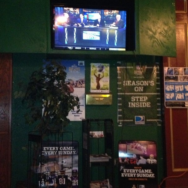 รูปภาพถ่ายที่ Scruffy Murphy&#39;s Irish Pub โดย Tina B. เมื่อ 2/17/2013
