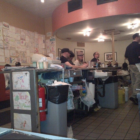 Das Foto wurde bei The Uptowner Café on Grand von Russell M. am 9/30/2012 aufgenommen