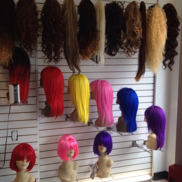 2/18/2016 tarihinde Tess wigs hair Milwaukee #.ziyaretçi tarafından Wigs Tess wig hair boutique'de çekilen fotoğraf