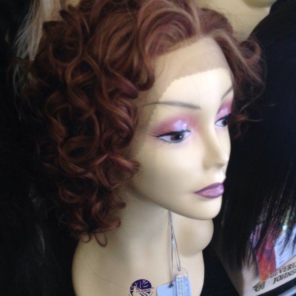 2/16/2016 tarihinde Tess wigs hair Milwaukee #.ziyaretçi tarafından Wigs Tess wig hair boutique'de çekilen fotoğraf