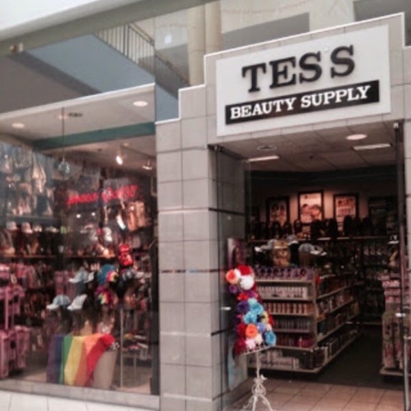 Foto tirada no(a) Wigs Tess wig hair boutique por Tess wigs hair Milwaukee #. em 2/4/2016