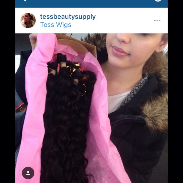 Foto tirada no(a) Wigs Tess wig hair boutique por Tess wigs hair Milwaukee #. em 3/23/2016