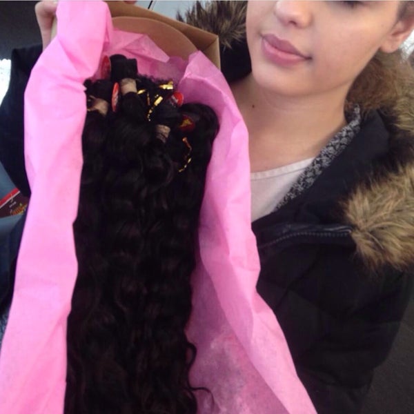 3/23/2016 tarihinde Tess wigs hair Milwaukee #.ziyaretçi tarafından Wigs Tess wig hair boutique'de çekilen fotoğraf