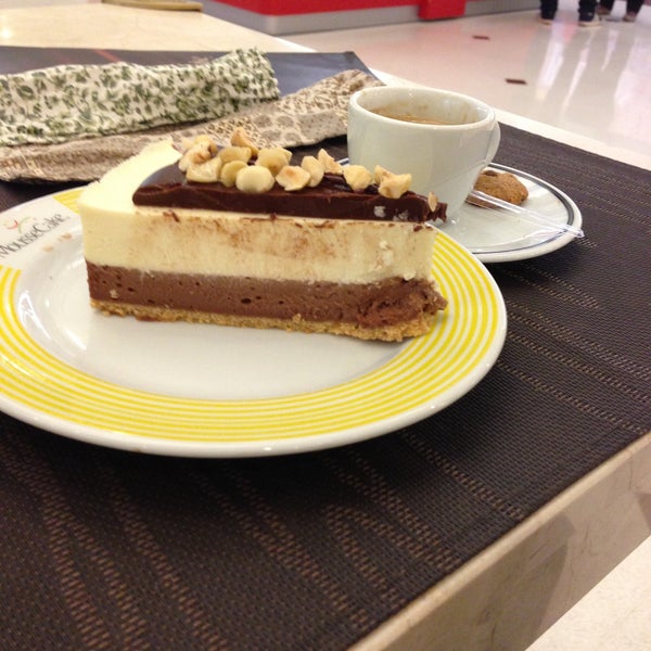Photo taken at Mousse Cake Restaurante by Ana Claudia G. on 4/28/2013