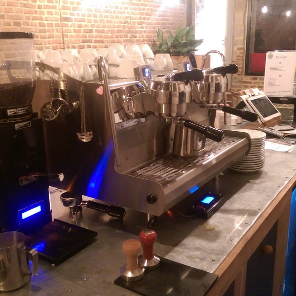 Das Foto wurde bei Tamper! Espresso Bar von Tamper! Espresso Bar am 2/11/2015 aufgenommen