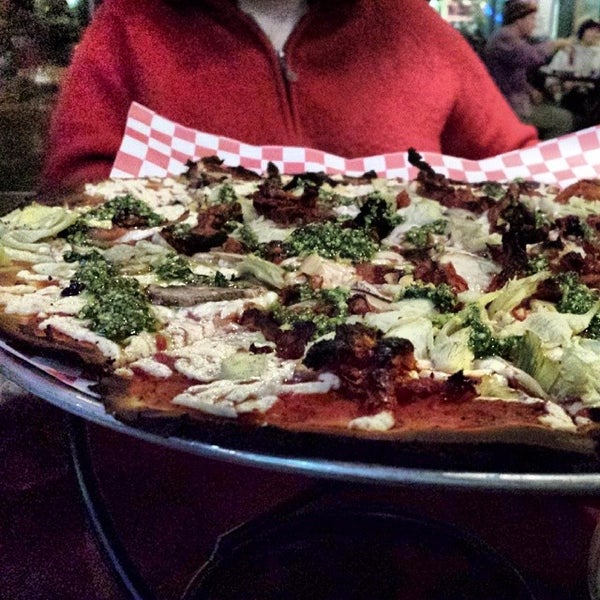 Photo prise au Turnpike Pizza par Samantha R. le1/28/2014