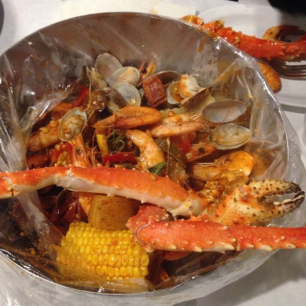 Foto scattata a Nine Seafood Restaurant da Sounun T. il 5/10/2015