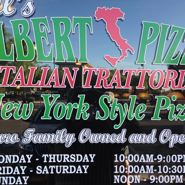 Foto tirada no(a) Sal&#39;s Gilbert Pizza por 🌵Andrew K. em 4/9/2014