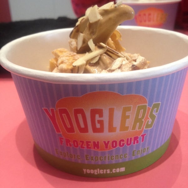 Das Foto wurde bei Yooglers Frozen Yogurt von Veronica D. am 1/30/2014 aufgenommen