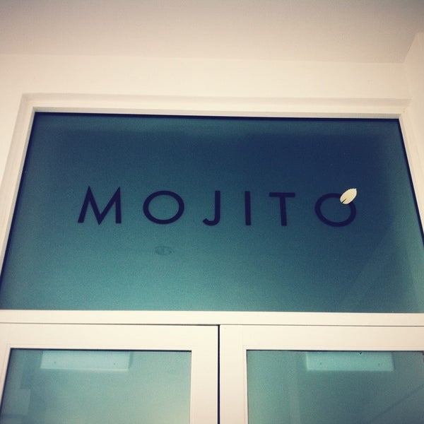 Photo prise au Mojito Restaurant &amp; Lounge par Marcus A. le12/31/2012