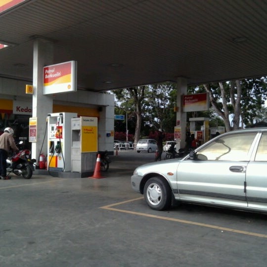 Photo taken at Shell by Shahriman S. on 12/3/2012
