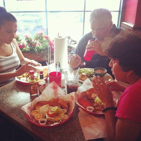 Photo taken at Fuddruckers by Jorge M. on 7/31/2013
