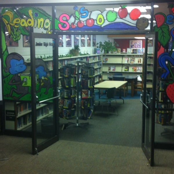 12/5/2013 tarihinde Francesca A.ziyaretçi tarafından Fullerton Public Library - Main Branch'de çekilen fotoğraf