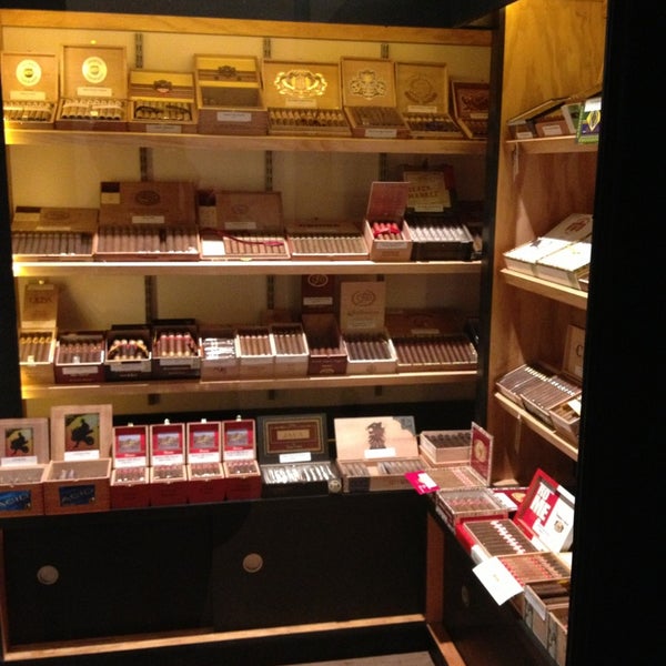 Das Foto wurde bei Mona Lounge &amp; Cigar Bar von ᴡ C. am 1/3/2013 aufgenommen