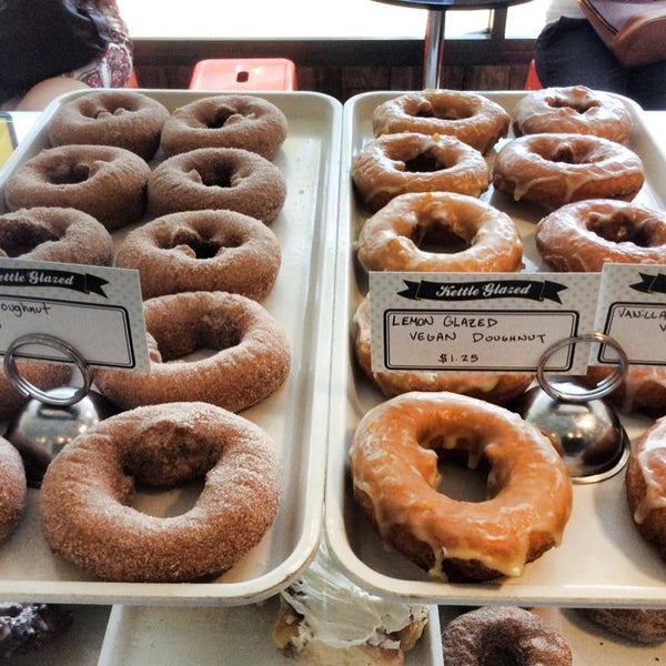 รูปภาพถ่ายที่ Kettle Glazed Doughnuts โดย Kettle Glazed Doughnuts เมื่อ 2/11/2015