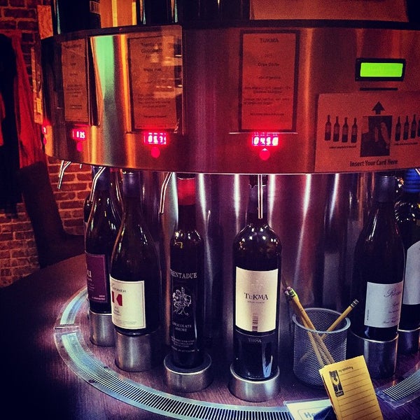 Foto tirada no(a) Splash Wine Lounge por Kekoa em 2/7/2015