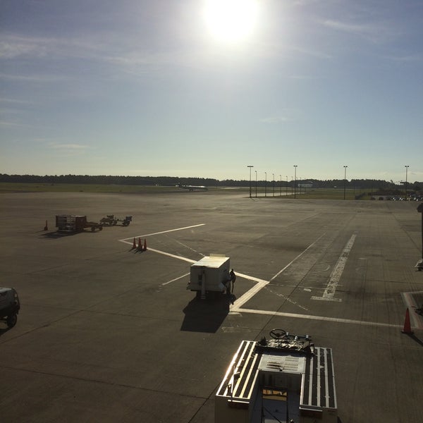 Foto tirada no(a) Mobile Regional Airport por Chad em 6/18/2015