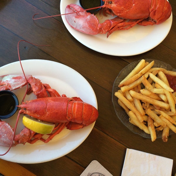 Nothing can really beat 12$ lobster happy hour (3-5pm) accompanied with live music!
