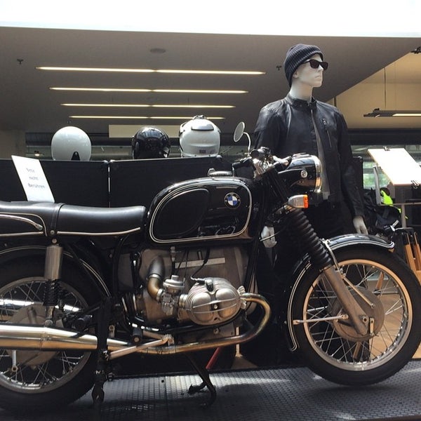 Das Foto wurde bei BMW Motorrad Zentrum von Amos B. am 6/26/2015 aufgenommen