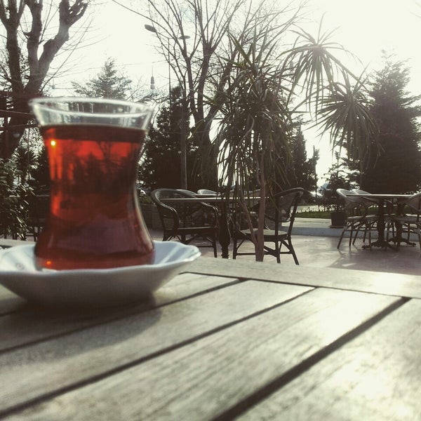 รูปภาพถ่ายที่ Yeni Palmiye Cafe &amp; Restaurant โดย Yasin A. เมื่อ 3/6/2015