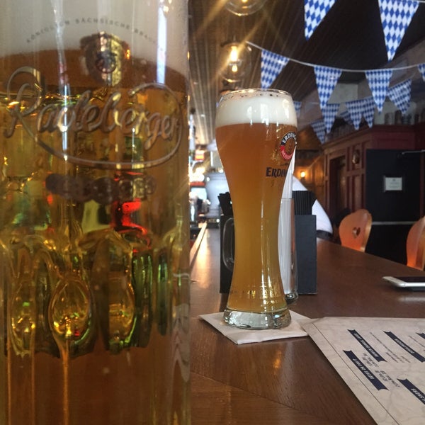Foto scattata a Bavaria Bier Haus da Annie B. il 7/3/2015