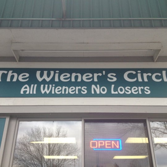 รูปภาพถ่ายที่ The Wiener&#39;s Circle โดย Andrew E. เมื่อ 12/21/2012