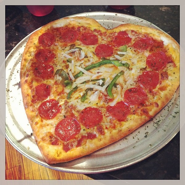 2/14/2013 tarihinde Crystal R.ziyaretçi tarafından NYPD Pizza'de çekilen fotoğraf